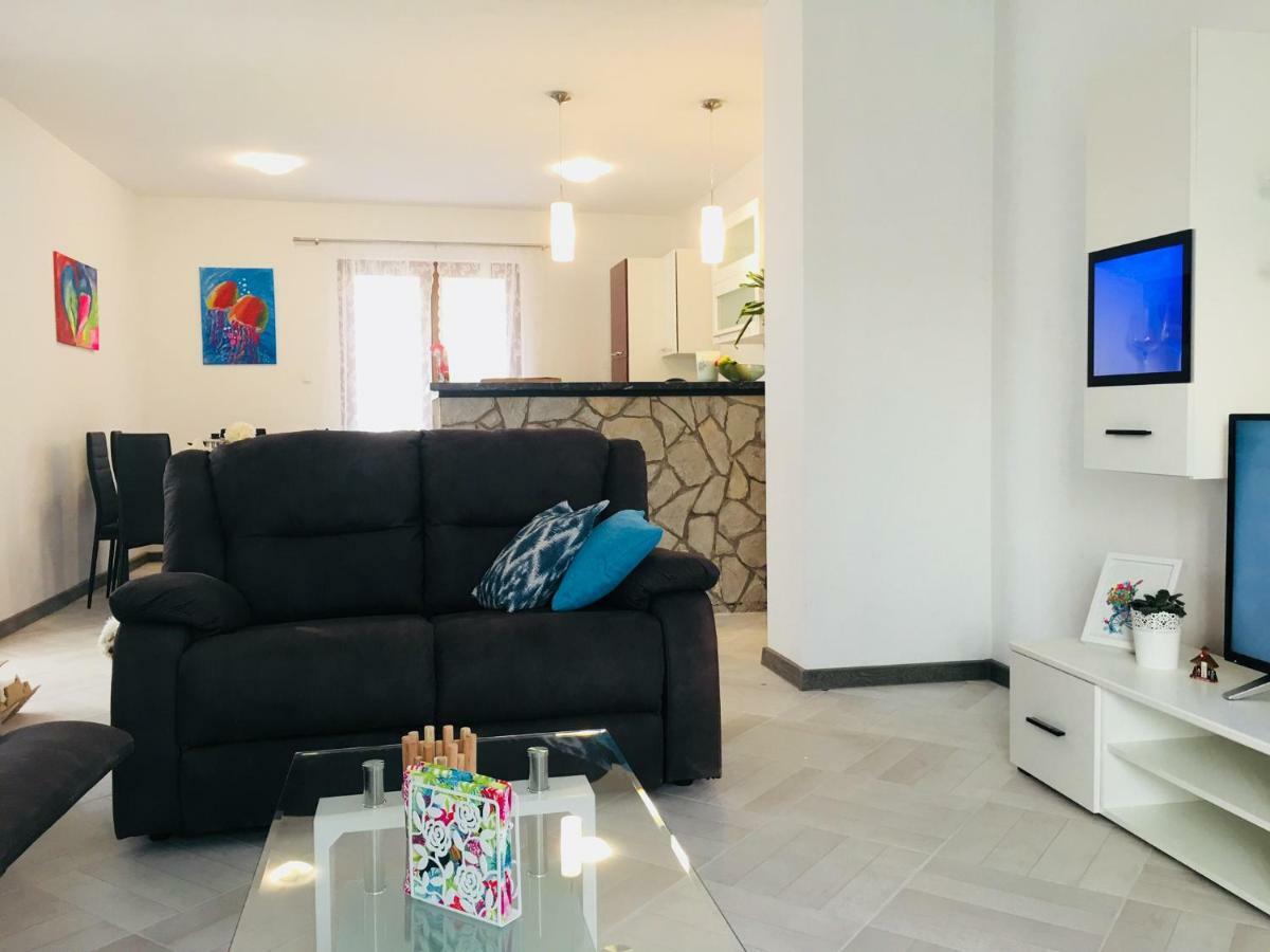 Apartments Mario Малинска Экстерьер фото