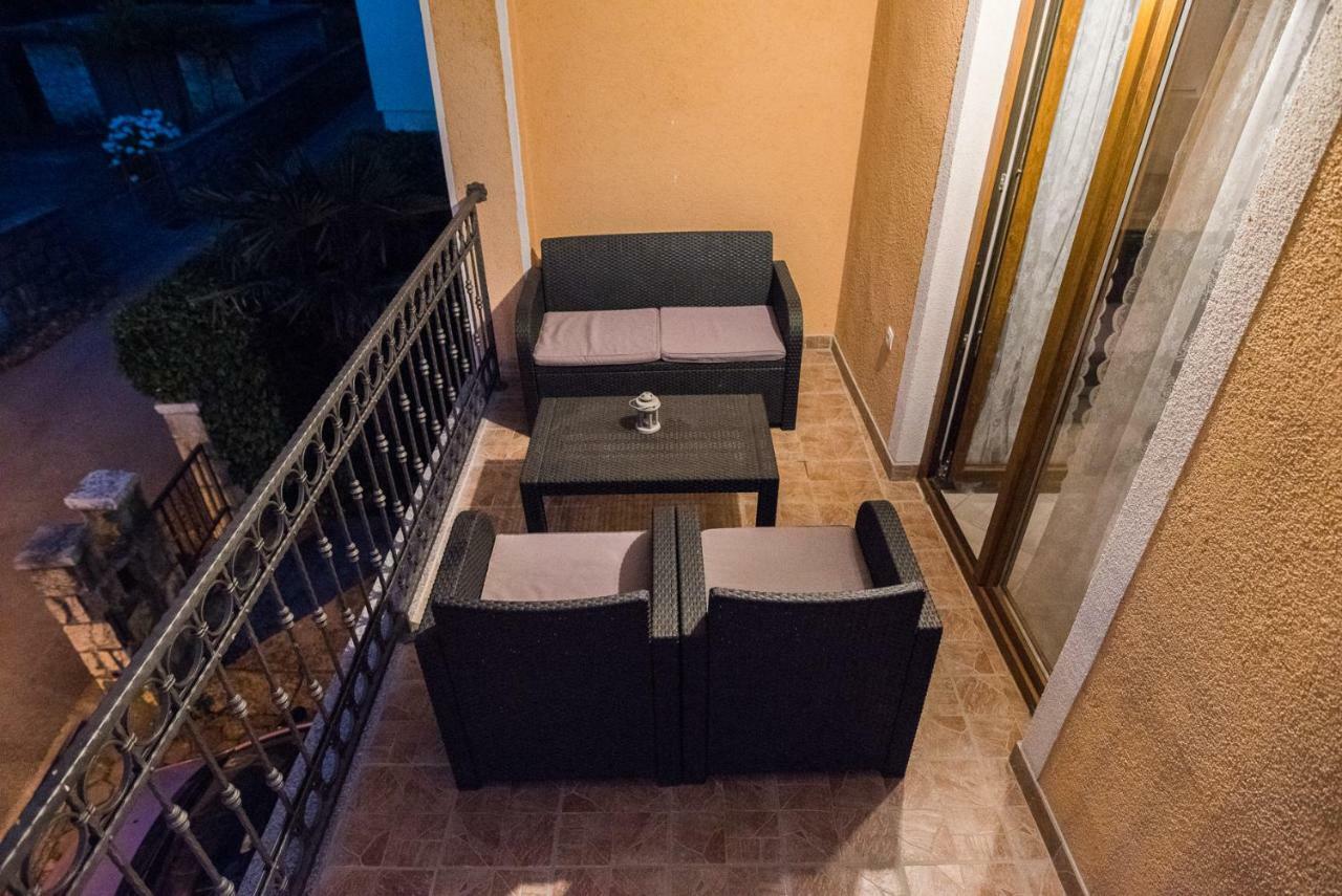 Apartments Mario Малинска Экстерьер фото