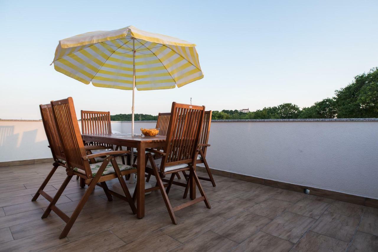 Apartments Mario Малинска Экстерьер фото