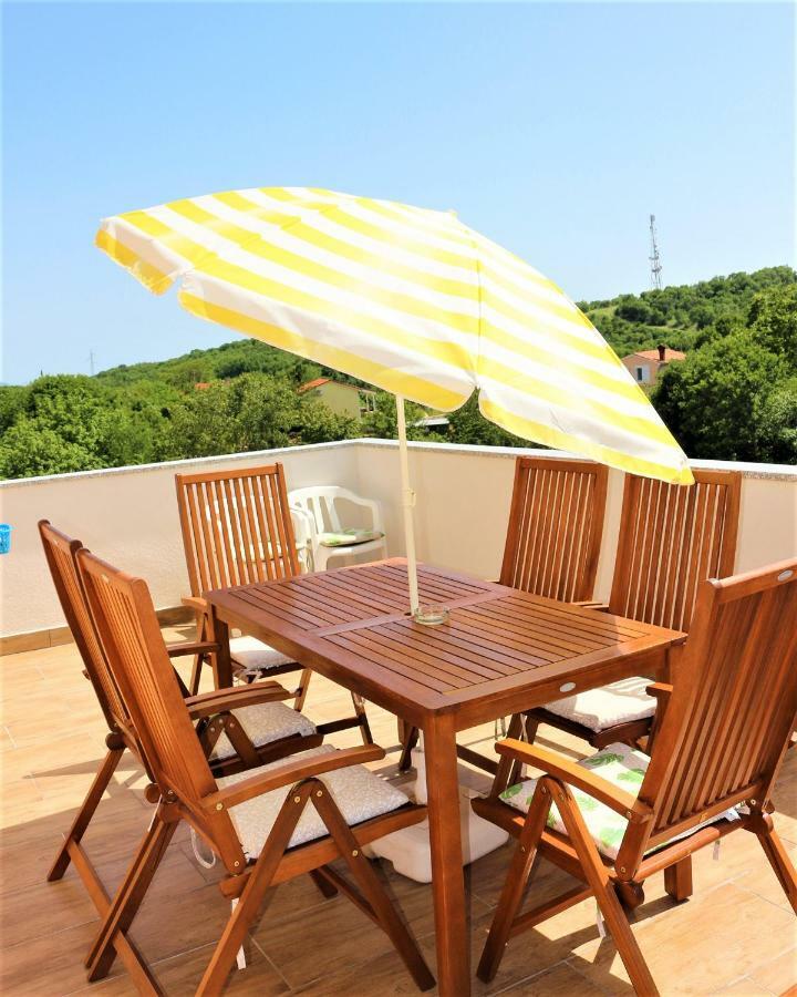 Apartments Mario Малинска Экстерьер фото